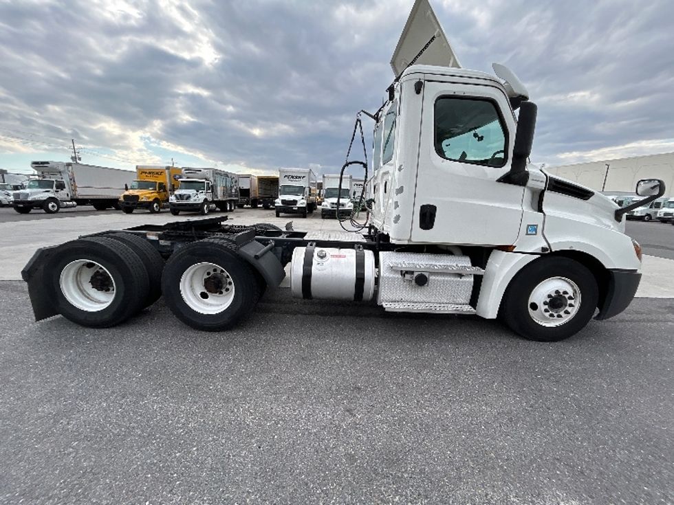 Day Cab Tractor-Heavy Duty Tractors-Freightliner-2020-T12664ST-Hammond-LA-354,571\n\t\tmiles-$ 57,000 - Image 8