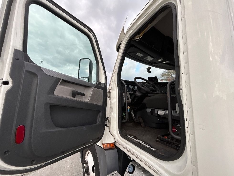 Day Cab Tractor-Heavy Duty Tractors-Freightliner-2020-T12664ST-Hammond-LA-354,571\n\t\tmiles-$ 57,000 - Image 9