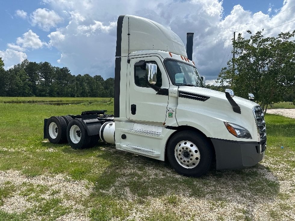 Day Cab Tractor-Heavy Duty Tractors-Freightliner-2020-T12664ST-Hammond-LA-393,079\n\t\tmiles-$ 52,000 - Image 1