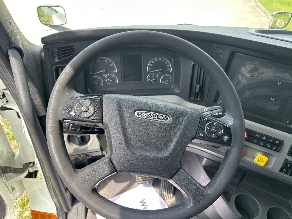 Day Cab Tractor-Heavy Duty Tractors-Freightliner-2020-T12664ST-Hammond-LA-393,079\n\t\tmiles-$ 52,000 - Image 10