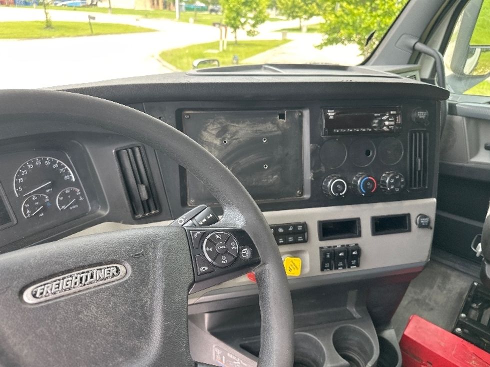 Day Cab Tractor-Heavy Duty Tractors-Freightliner-2020-T12664ST-Hammond-LA-393,079\n\t\tmiles-$ 52,000 - Image 11