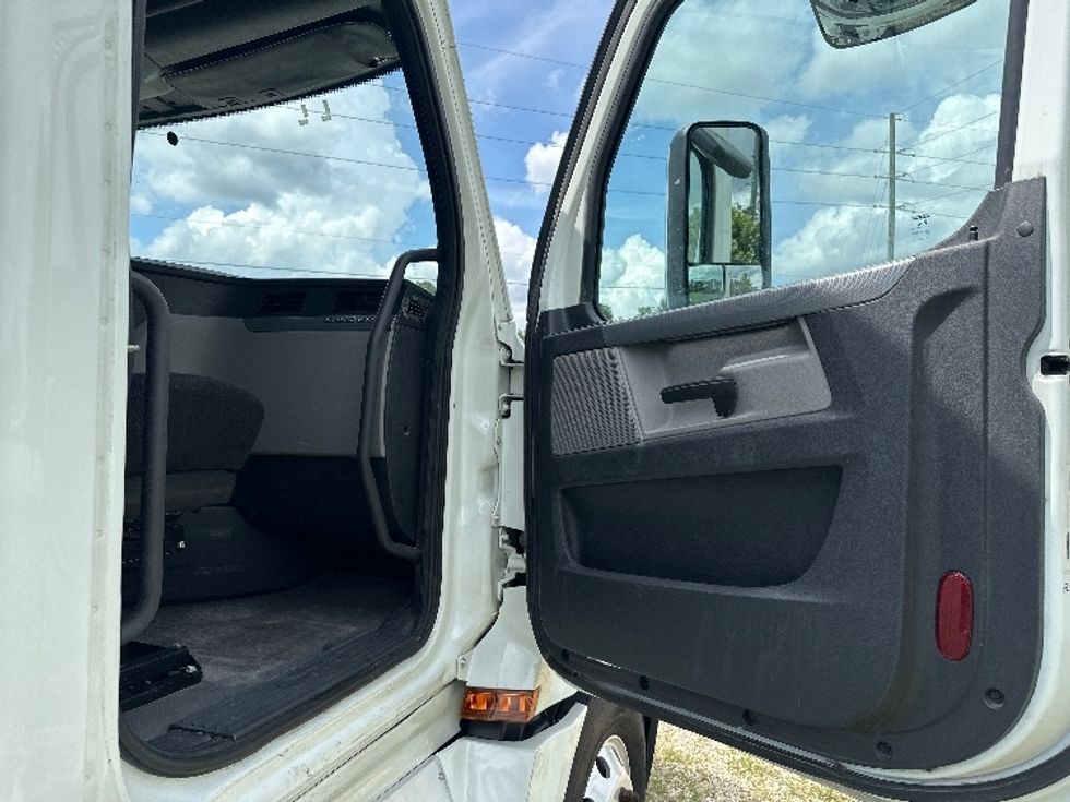 Day Cab Tractor-Heavy Duty Tractors-Freightliner-2020-T12664ST-Hammond-LA-393,079\n\t\tmiles-$ 52,000 - Image 12
