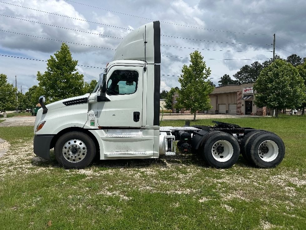 Day Cab Tractor-Heavy Duty Tractors-Freightliner-2020-T12664ST-Hammond-LA-393,079\n\t\tmiles-$ 52,000 - Image 4