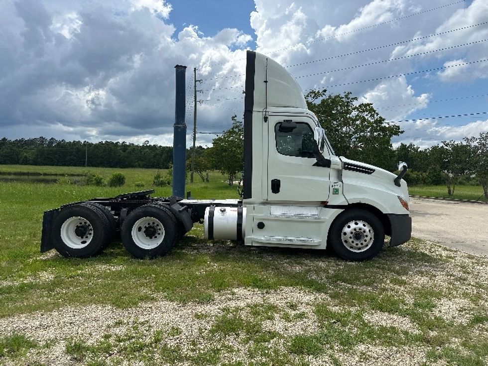 Day Cab Tractor-Heavy Duty Tractors-Freightliner-2020-T12664ST-Hammond-LA-393,079\n\t\tmiles-$ 52,000 - Image 8