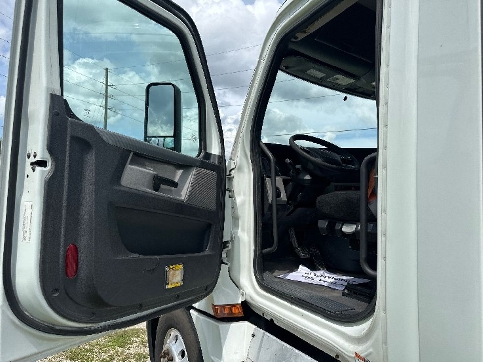 Day Cab Tractor-Heavy Duty Tractors-Freightliner-2020-T12664ST-Hammond-LA-393,079\n\t\tmiles-$ 52,000 - Image 9
