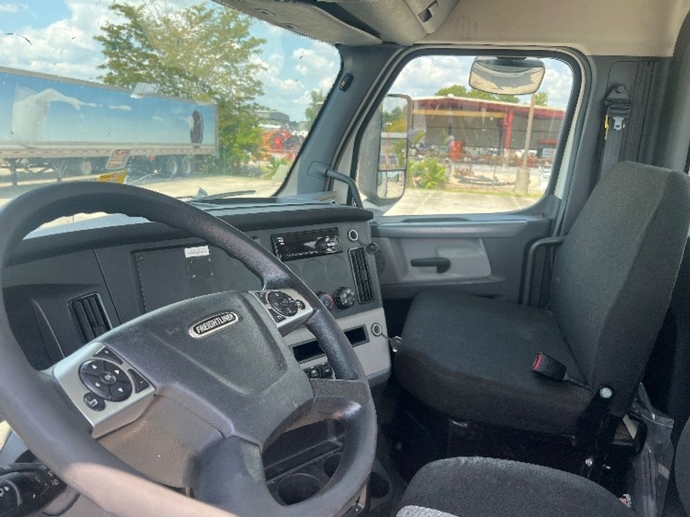 Day Cab Tractor-Heavy Duty Tractors-Freightliner-2020-T12664ST-Hammond-LA-412,991\n\t\tmiles-$ 57,000 - Image 10
