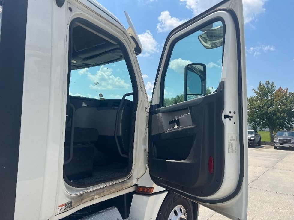 Day Cab Tractor-Heavy Duty Tractors-Freightliner-2020-T12664ST-Hammond-LA-412,991\n\t\tmiles-$ 57,000 - Image 12