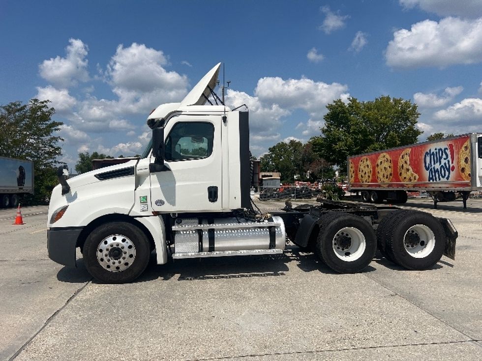 Day Cab Tractor-Heavy Duty Tractors-Freightliner-2020-T12664ST-Hammond-LA-412,991\n\t\tmiles-$ 57,000 - Image 4
