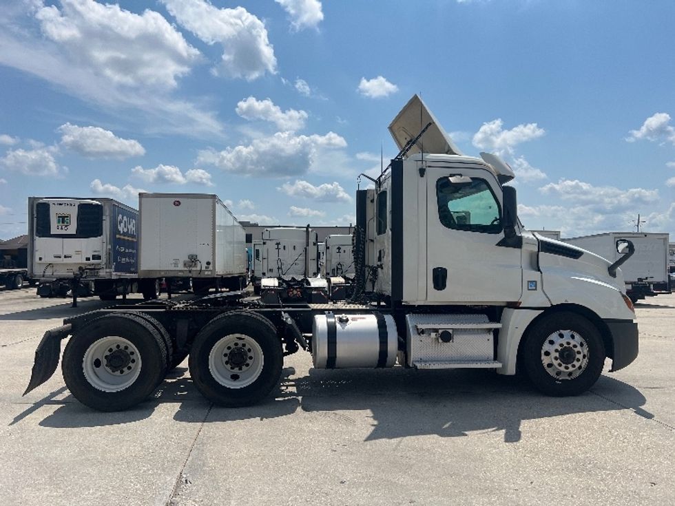 Day Cab Tractor-Heavy Duty Tractors-Freightliner-2020-T12664ST-Hammond-LA-412,991\n\t\tmiles-$ 57,000 - Image 8