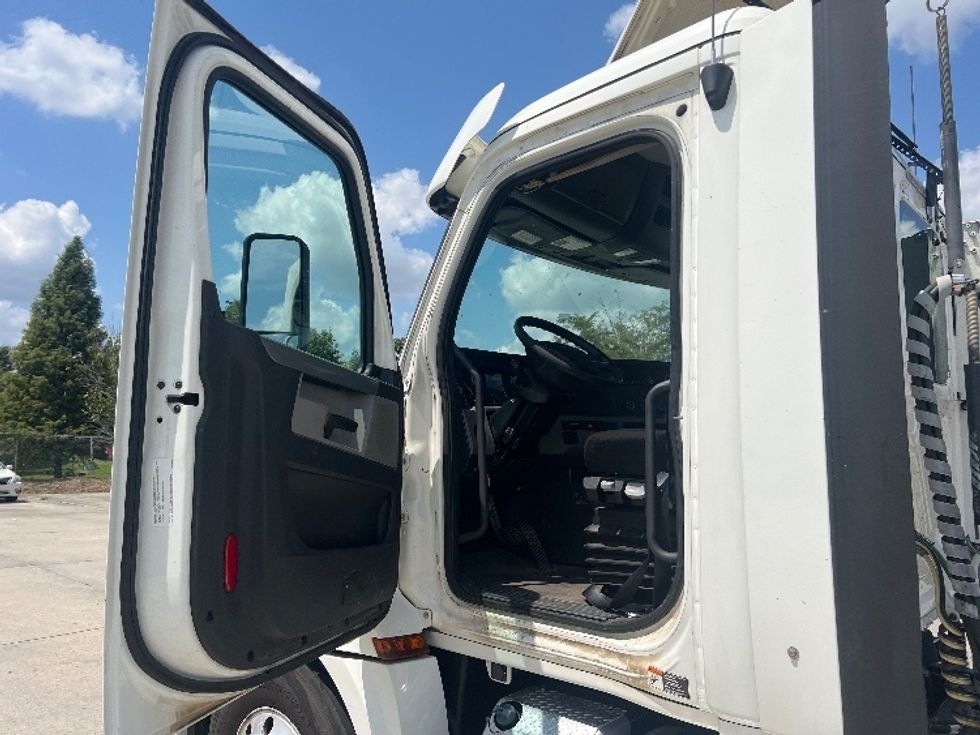 Day Cab Tractor-Heavy Duty Tractors-Freightliner-2020-T12664ST-Hammond-LA-412,991\n\t\tmiles-$ 57,000 - Image 9