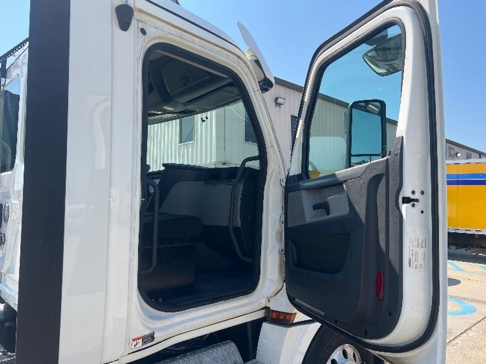 Day Cab Tractor-Heavy Duty Tractors-Freightliner-2020-T12664ST-Hammond-LA-413,706\n\t\tmiles-$ 55,750 - Image 11