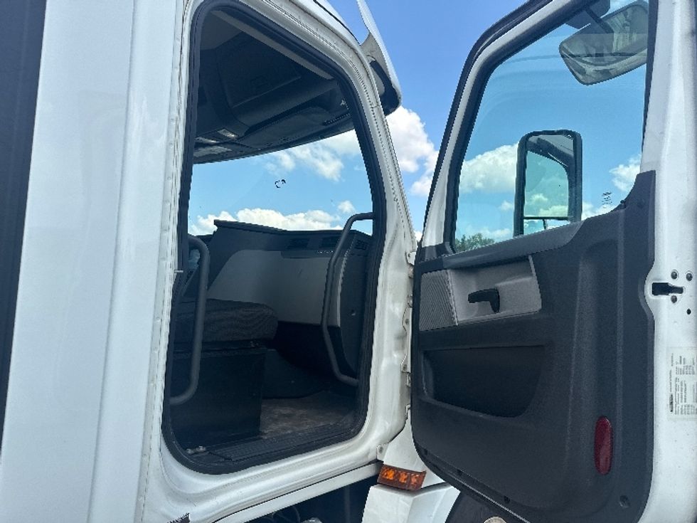 Day Cab Tractor-Heavy Duty Tractors-Freightliner-2020-T12664ST-Hammond-LA-421,029\n\t\tmiles-$ 52,250 - Image 12