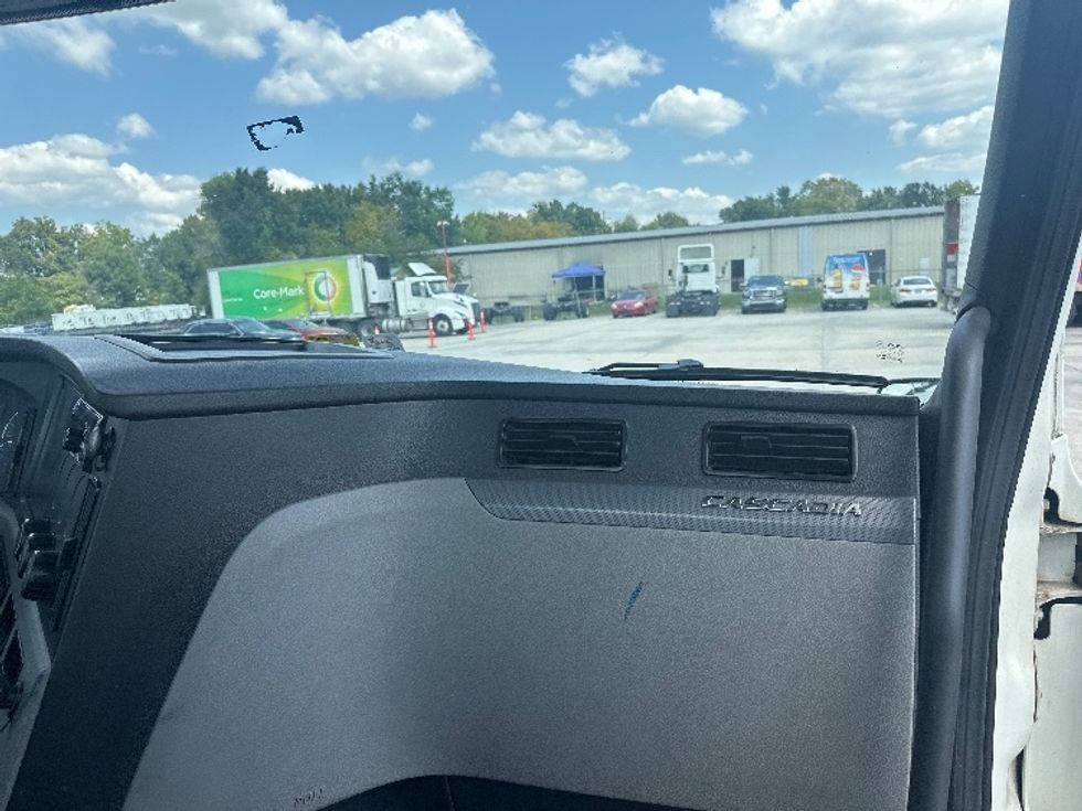 Day Cab Tractor-Heavy Duty Tractors-Freightliner-2020-T12664ST-Hammond-LA-421,029\n\t\tmiles-$ 52,250 - Image 13