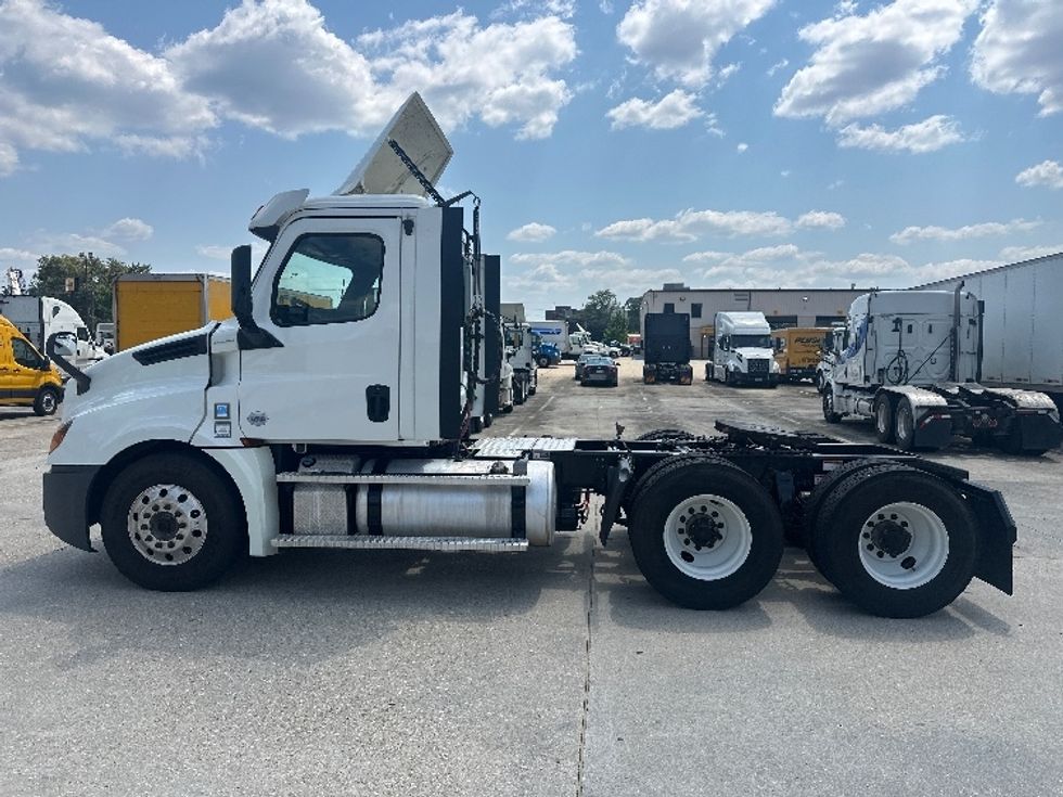 Day Cab Tractor-Heavy Duty Tractors-Freightliner-2020-T12664ST-Hammond-LA-421,029\n\t\tmiles-$ 52,250 - Image 4