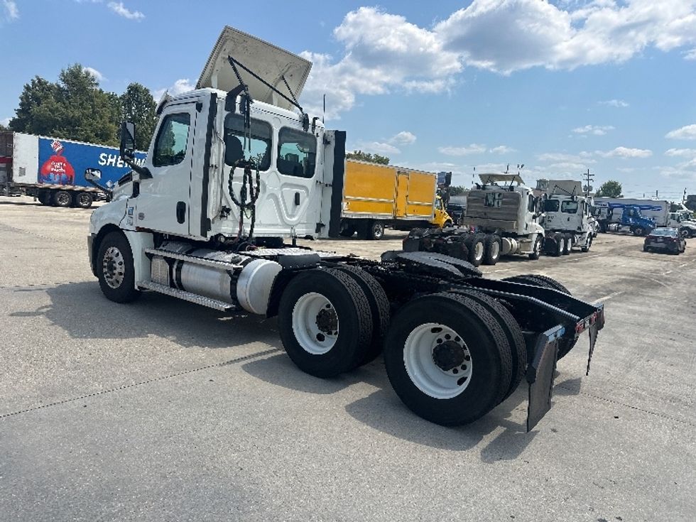 Day Cab Tractor-Heavy Duty Tractors-Freightliner-2020-T12664ST-Hammond-LA-421,029\n\t\tmiles-$ 52,250 - Image 5