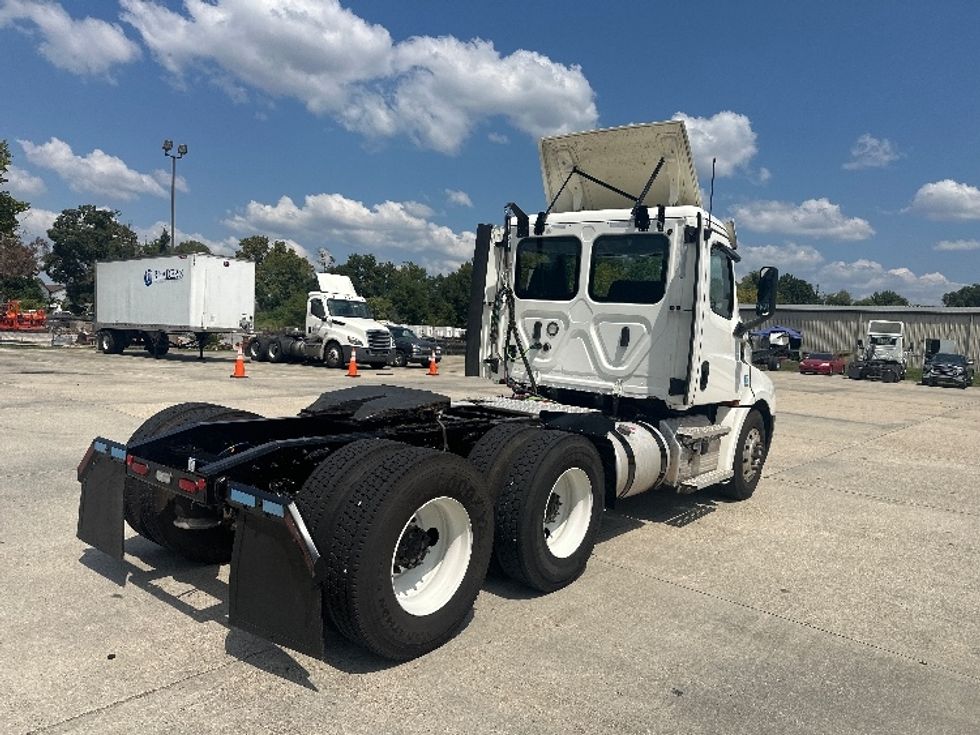 Day Cab Tractor-Heavy Duty Tractors-Freightliner-2020-T12664ST-Hammond-LA-421,029\n\t\tmiles-$ 52,250 - Image 7