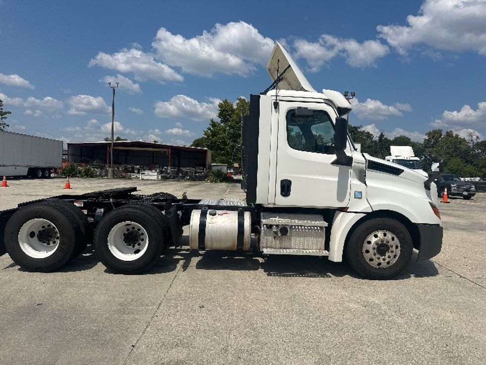 Day Cab Tractor-Heavy Duty Tractors-Freightliner-2020-T12664ST-Hammond-LA-421,029\n\t\tmiles-$ 52,250 - Image 8