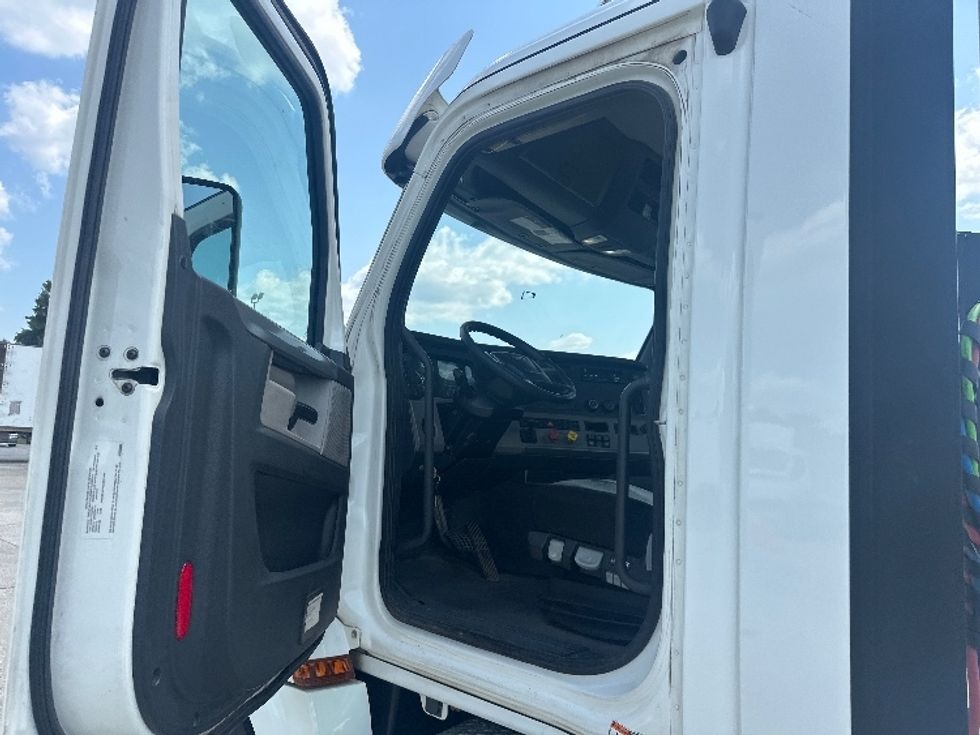 Day Cab Tractor-Heavy Duty Tractors-Freightliner-2020-T12664ST-Hammond-LA-421,029\n\t\tmiles-$ 52,250 - Image 9