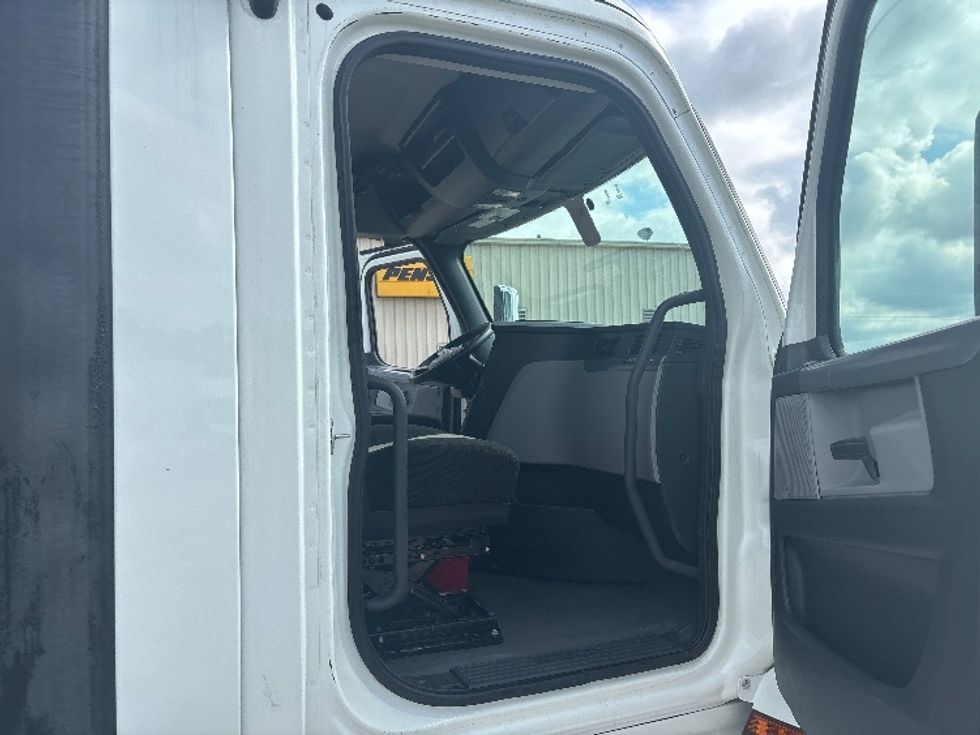 Day Cab Tractor-Heavy Duty Tractors-Freightliner-2020-T12664ST-Hammond-LA-460,249\n\t\tmiles-$ 48,250 - Image 12