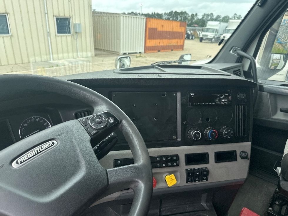 Day Cab Tractor-Heavy Duty Tractors-Freightliner-2020-T12664ST-Hammond-LA-472,741\n\t\tmiles-$ 47,750 - Image 11