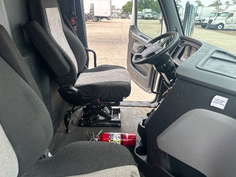Day Cab Tractor-Heavy Duty Tractors-Freightliner-2020-T12664ST-Hammond-LA-472,741\n\t\tmiles-$ 47,750 - Image 14
