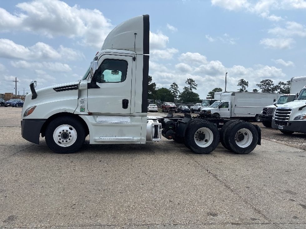Day Cab Tractor-Heavy Duty Tractors-Freightliner-2020-T12664ST-Hammond-LA-472,741\n\t\tmiles-$ 47,750 - Image 4