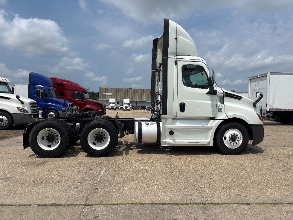 Day Cab Tractor-Heavy Duty Tractors-Freightliner-2020-T12664ST-Hammond-LA-472,741\n\t\tmiles-$ 47,750 - Image 8
