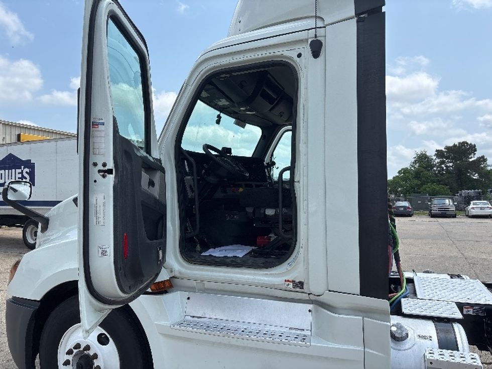 Day Cab Tractor-Heavy Duty Tractors-Freightliner-2020-T12664ST-Hammond-LA-472,741\n\t\tmiles-$ 47,750 - Image 9