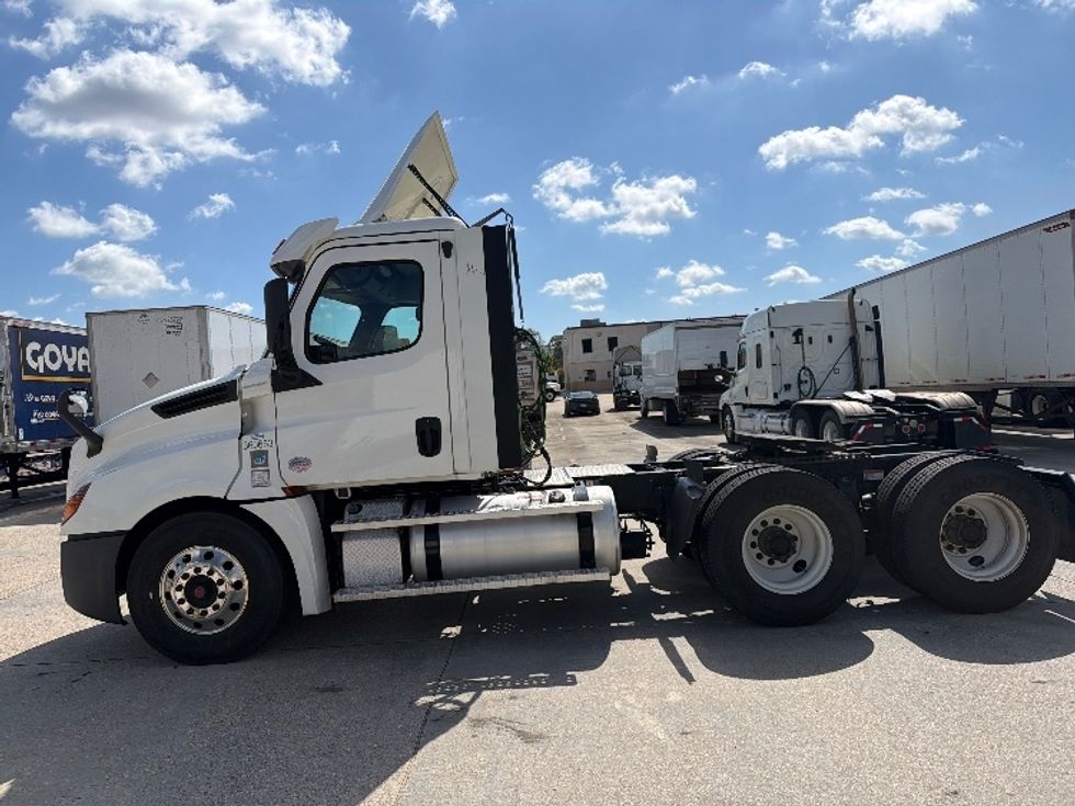 Day Cab Tractor-Heavy Duty Tractors-Freightliner-2020-T12664ST-Hammond-LA-478,369\n\t\tmiles-$ 47,000 - Image 4
