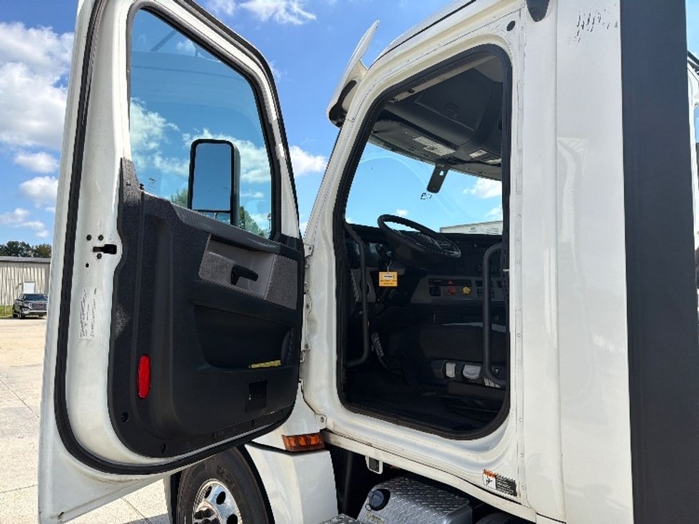 Day Cab Tractor-Heavy Duty Tractors-Freightliner-2020-T12664ST-Hammond-LA-478,369\n\t\tmiles-$ 47,000 - Image 8