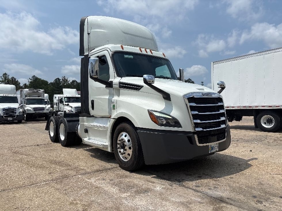 Day Cab Tractor-Heavy Duty Tractors-Freightliner-2020-T12664ST-Hammond-LA-509,679\n\t\tmiles-$ 44,750 - Image 1