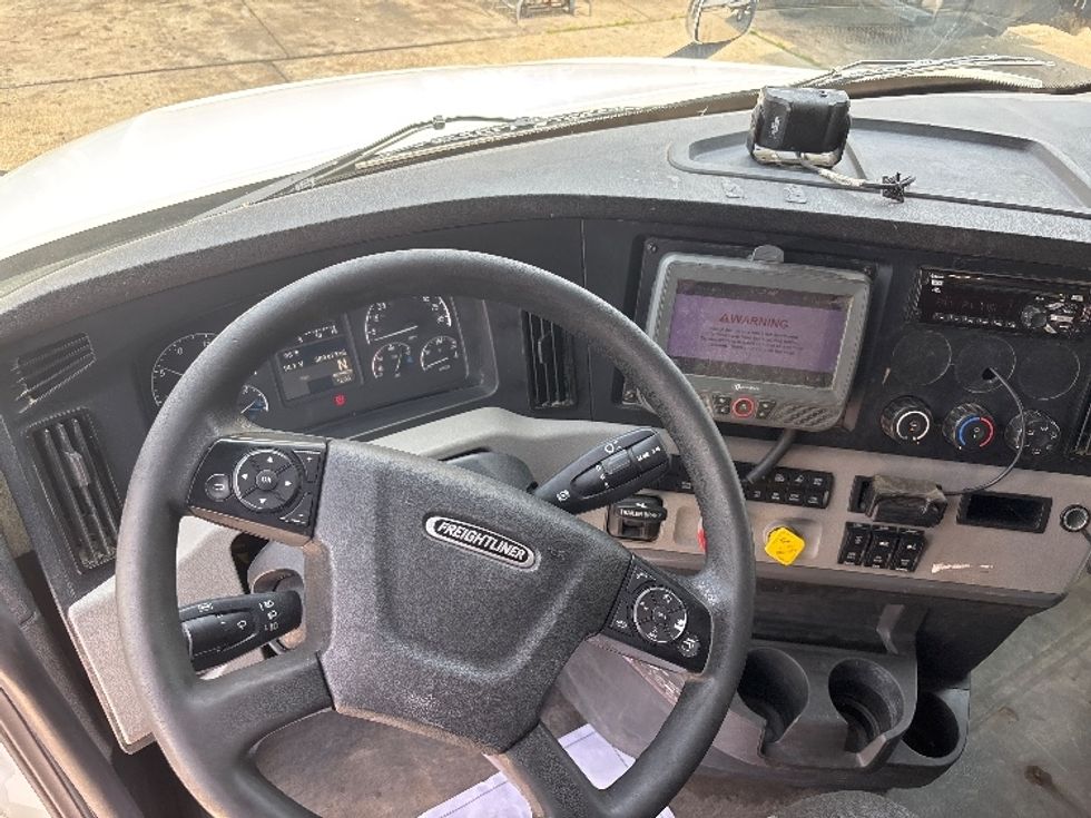 Day Cab Tractor-Heavy Duty Tractors-Freightliner-2020-T12664ST-Hammond-LA-509,679\n\t\tmiles-$ 44,750 - Image 11