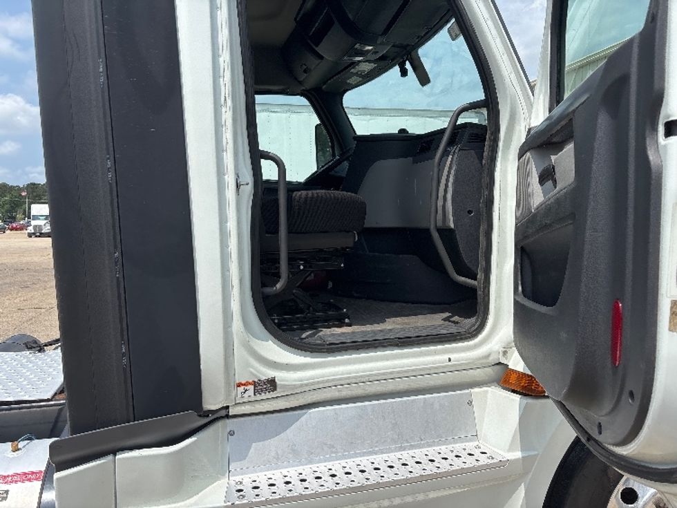 Day Cab Tractor-Heavy Duty Tractors-Freightliner-2020-T12664ST-Hammond-LA-509,679\n\t\tmiles-$ 44,750 - Image 12