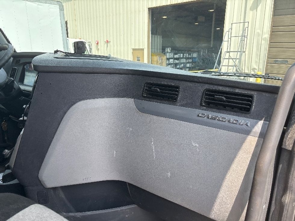 Day Cab Tractor-Heavy Duty Tractors-Freightliner-2020-T12664ST-Hammond-LA-509,679\n\t\tmiles-$ 44,750 - Image 13