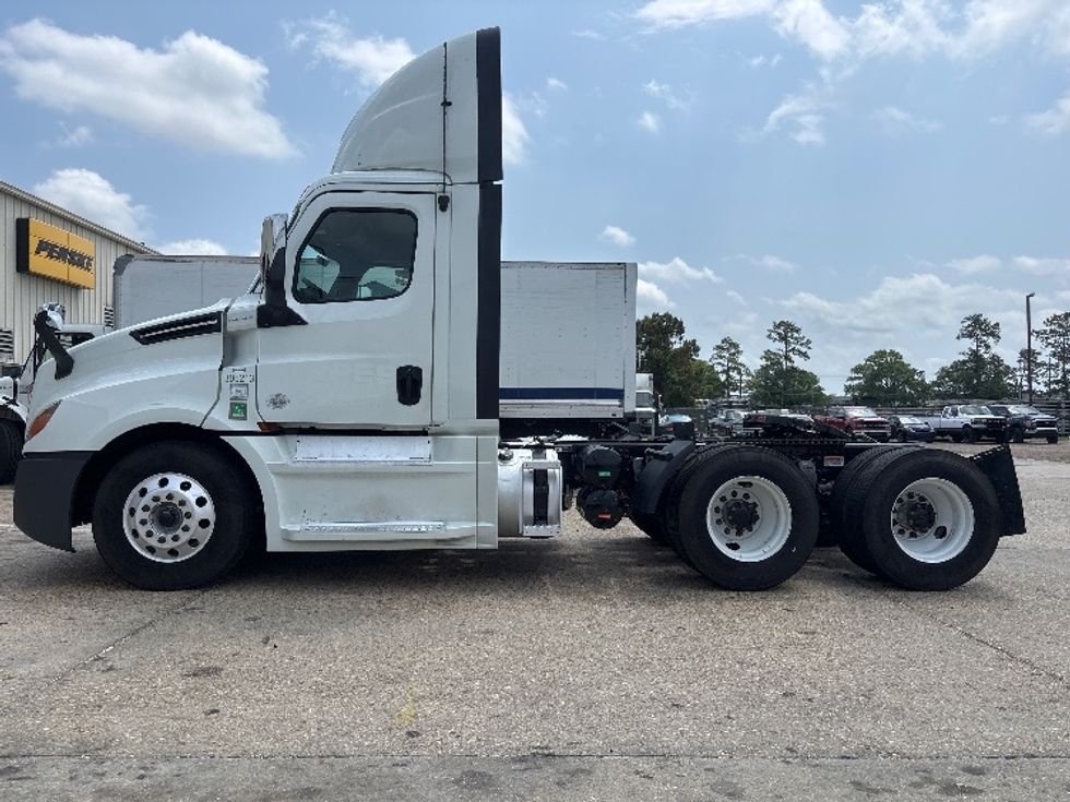 Day Cab Tractor-Heavy Duty Tractors-Freightliner-2020-T12664ST-Hammond-LA-509,679\n\t\tmiles-$ 44,750 - Image 4