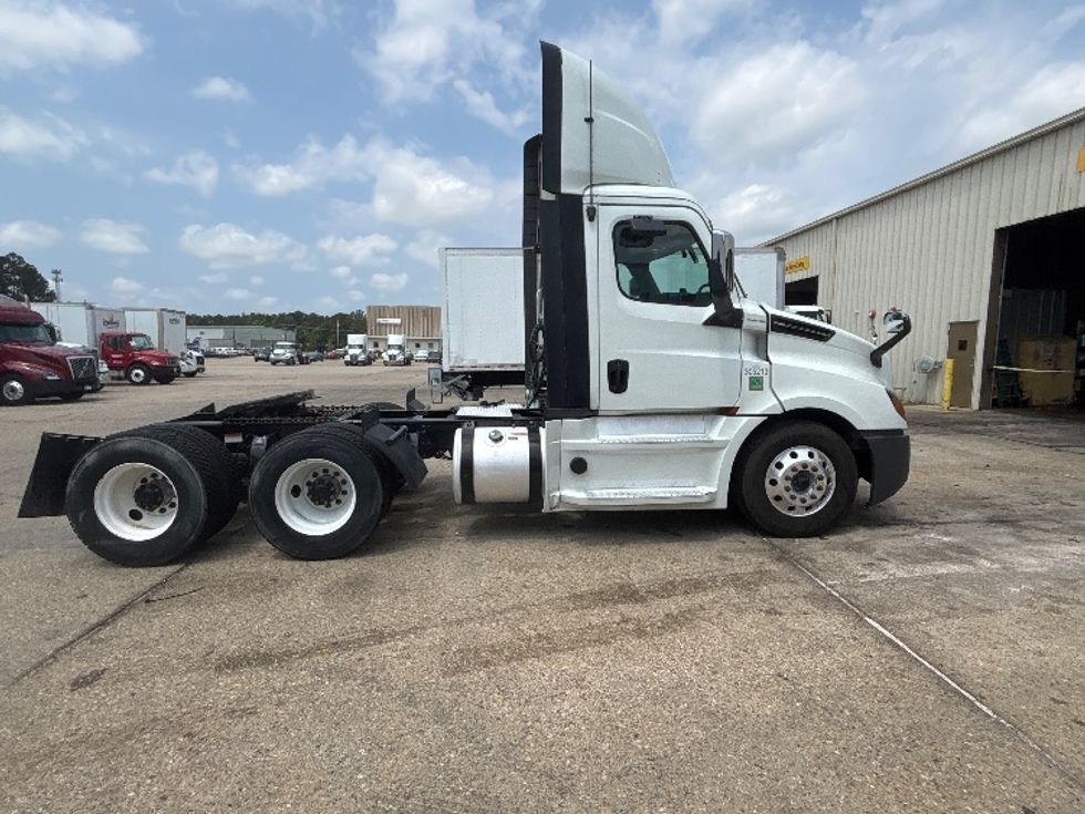Day Cab Tractor-Heavy Duty Tractors-Freightliner-2020-T12664ST-Hammond-LA-509,679\n\t\tmiles-$ 44,750 - Image 8