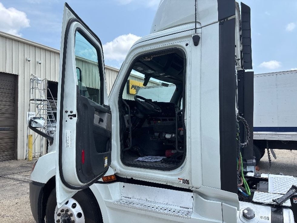Day Cab Tractor-Heavy Duty Tractors-Freightliner-2020-T12664ST-Hammond-LA-509,679\n\t\tmiles-$ 44,750 - Image 9