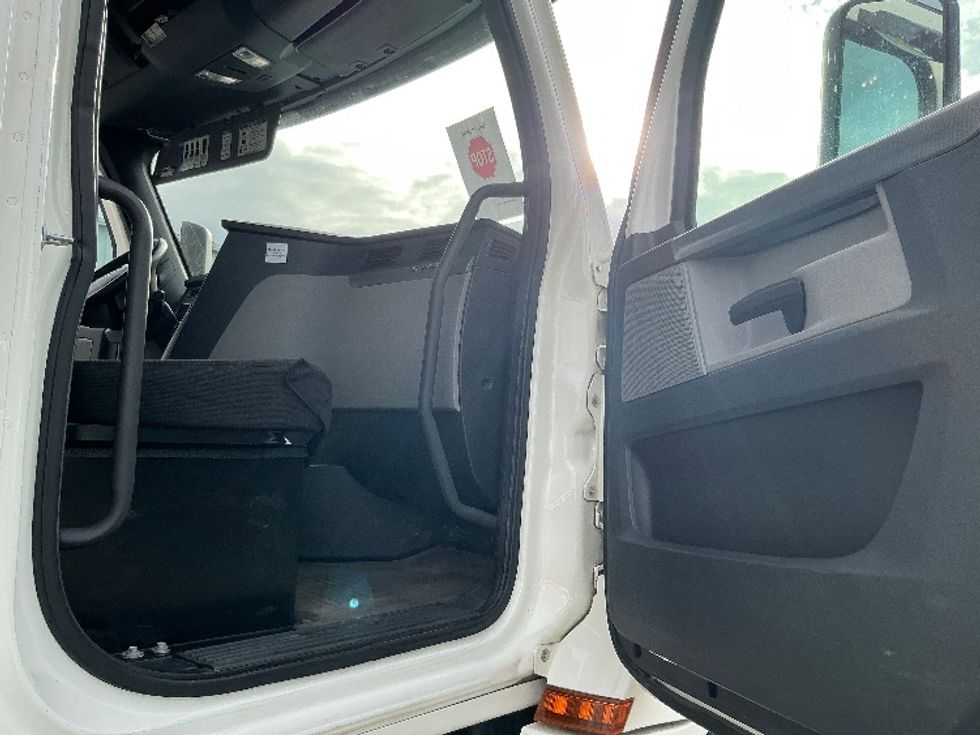 Day Cab Tractor-Heavy Duty Tractors-Freightliner-2020-T12664ST-Harrisburg-PA-300,891\n\t\tmiles-$ 53,250 - Image 12