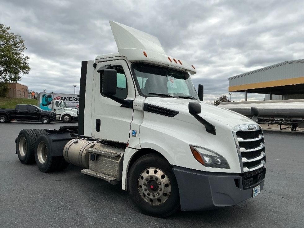 Day Cab Tractor-Heavy Duty Tractors-Freightliner-2020-T12664ST-Harrisburg-PA-311,641\n\t\tmiles-$ 52,750 - Image 1