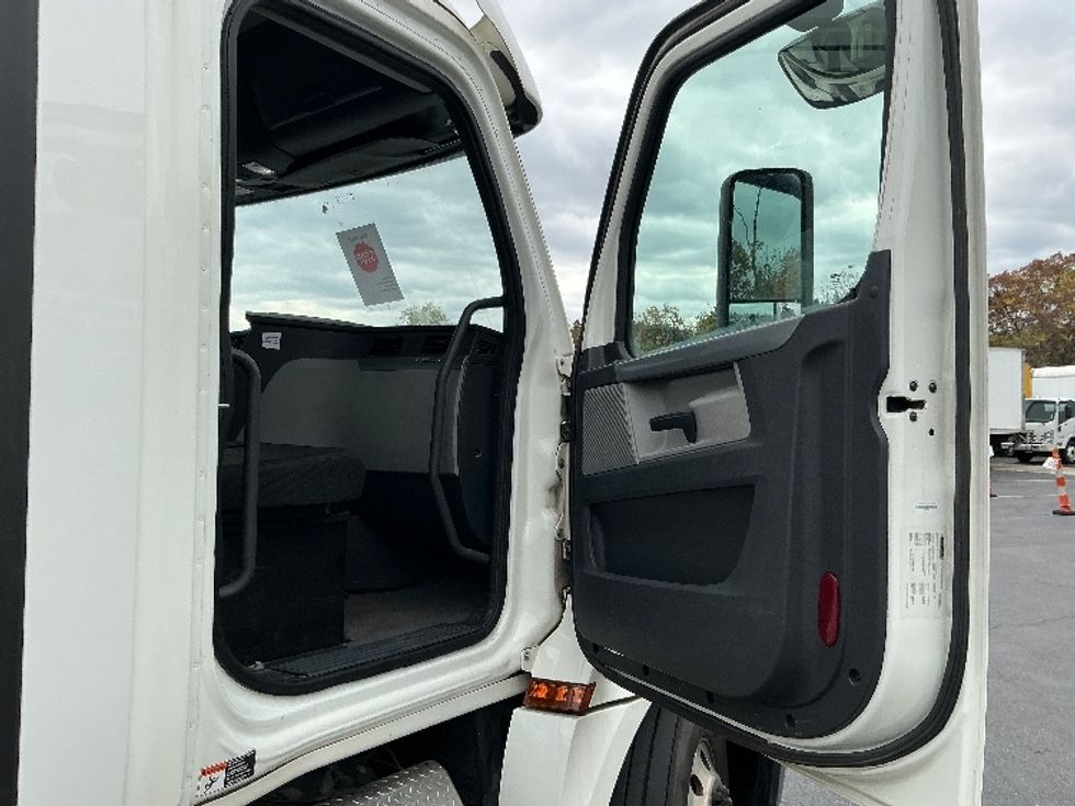 Day Cab Tractor-Heavy Duty Tractors-Freightliner-2020-T12664ST-Harrisburg-PA-311,641\n\t\tmiles-$ 52,750 - Image 12