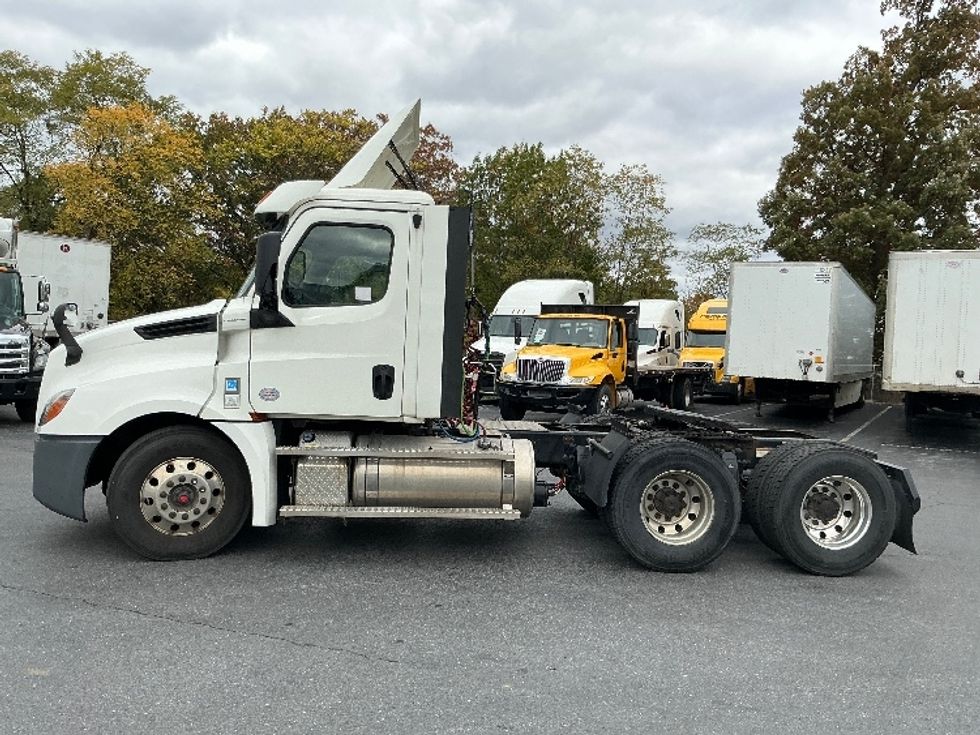 Day Cab Tractor-Heavy Duty Tractors-Freightliner-2020-T12664ST-Harrisburg-PA-311,641\n\t\tmiles-$ 52,750 - Image 4