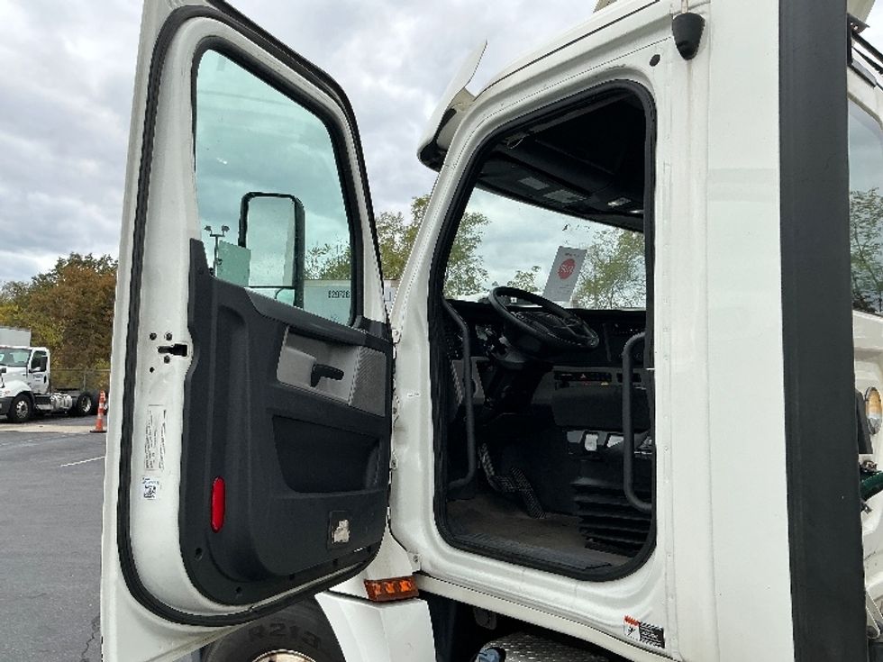 Day Cab Tractor-Heavy Duty Tractors-Freightliner-2020-T12664ST-Harrisburg-PA-311,641\n\t\tmiles-$ 52,750 - Image 9