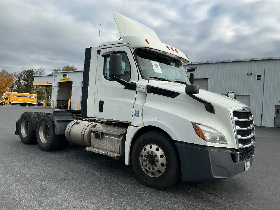 Day Cab Tractor-Heavy Duty Tractors-Freightliner-2020-T12664ST-Harrisburg-PA-344,471\n\t\tmiles-$ 38,500 - Image 1