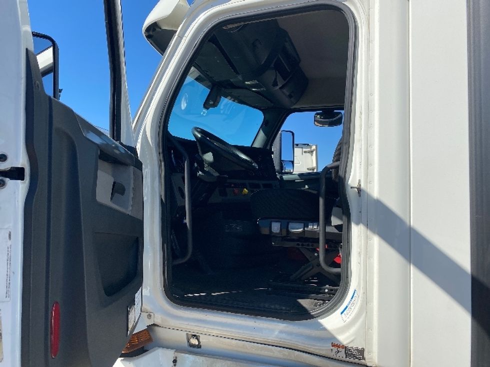 Day Cab Tractor-Heavy Duty Tractors-Freightliner-2020-T12664ST-Harrisburg-PA-361,784\n\t\tmiles-$ 50,750 - Image 9
