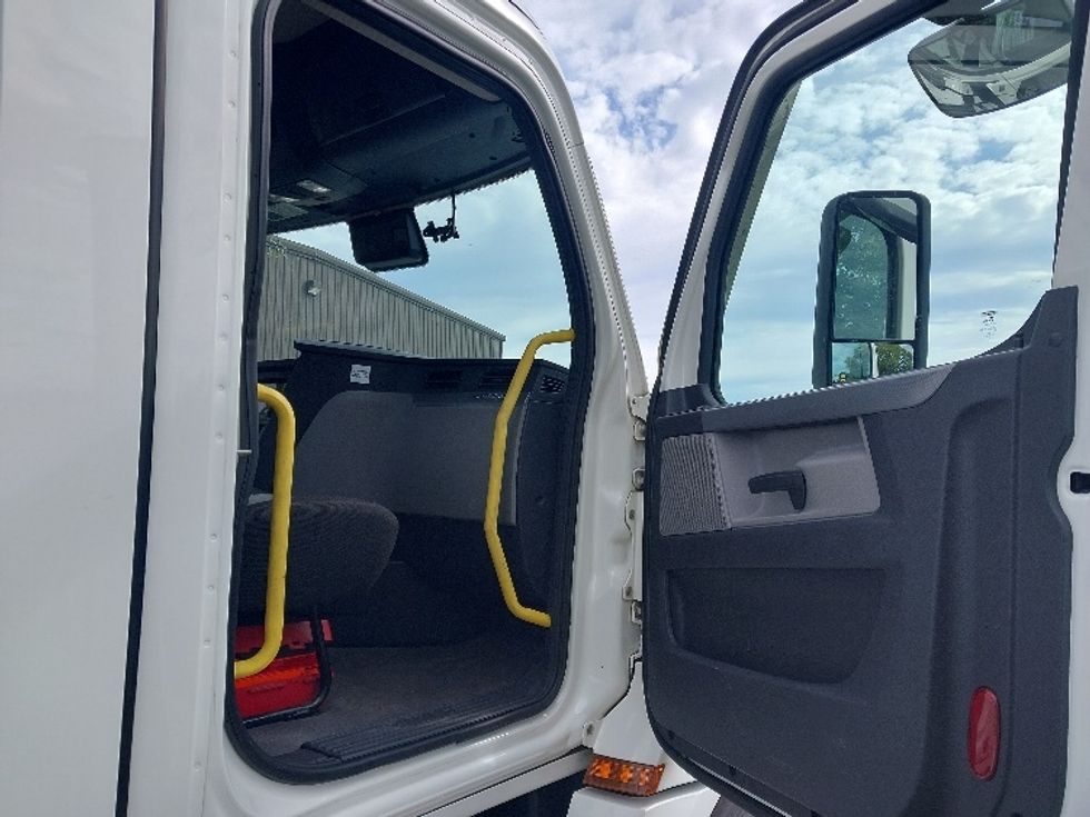 Day Cab Tractor-Heavy Duty Tractors-Freightliner-2020-T12664ST-Harrisburg-PA-467,878\n\t\tmiles-$ 44,000 - Image 12