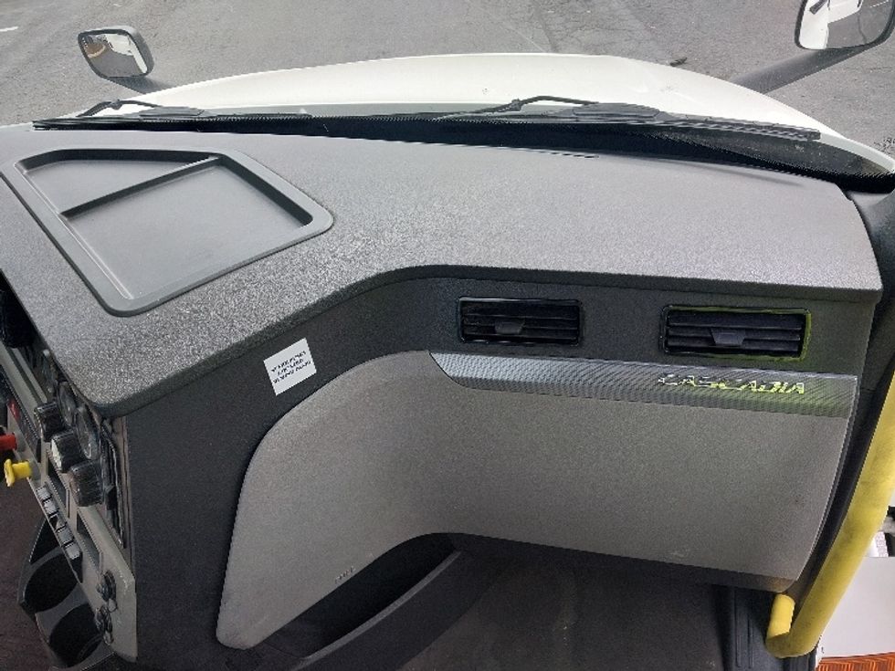 Day Cab Tractor-Heavy Duty Tractors-Freightliner-2020-T12664ST-Harrisburg-PA-467,878\n\t\tmiles-$ 44,000 - Image 13