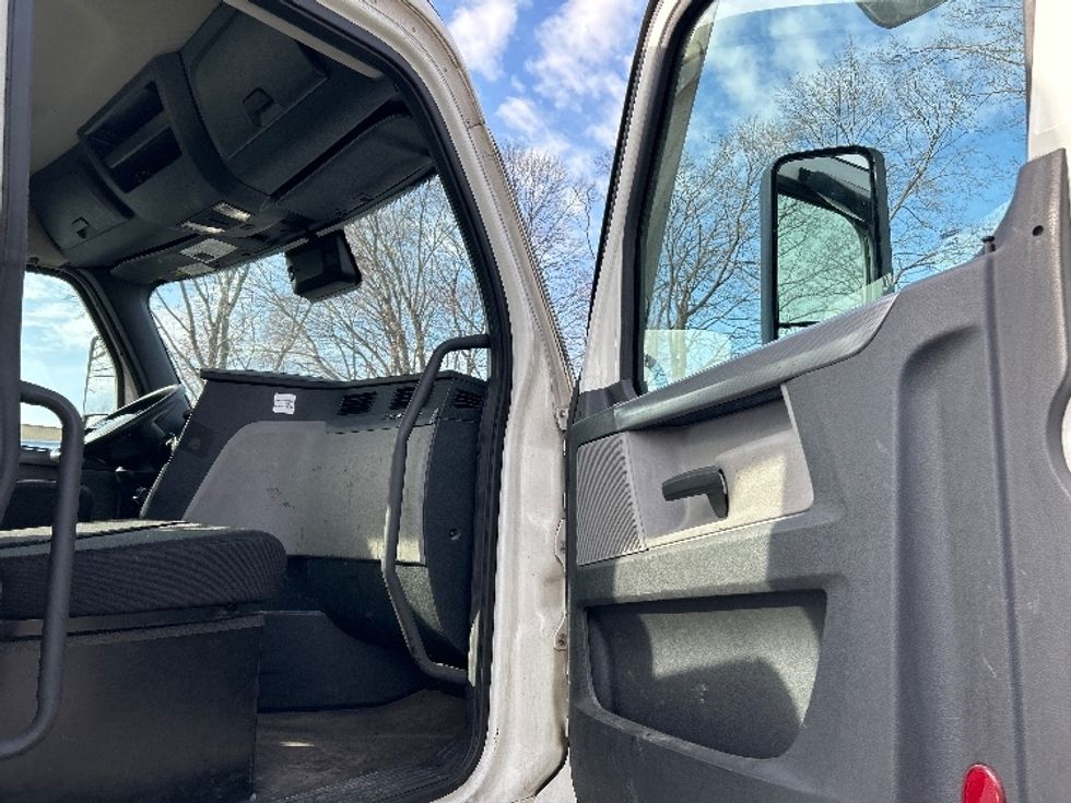 Day Cab Tractor-Heavy Duty Tractors-Freightliner-2020-T12664ST-Harrisburg-PA-475,510\n\t\tmiles-$ 50,250 - Image 12