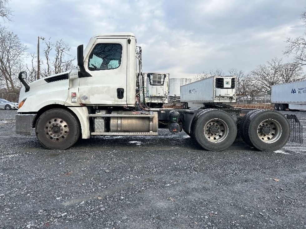 Day Cab Tractor-Heavy Duty Tractors-Freightliner-2020-T12664ST-Harrisburg-PA-483,242\n\t\tmiles-$ 34,750 - Image 4
