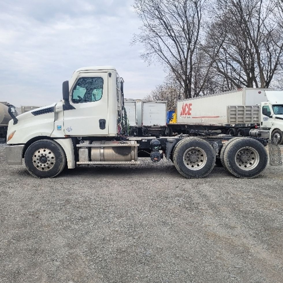 Day Cab Tractor-Heavy Duty Tractors-Freightliner-2020-T12664ST-Harrisburg-PA-526,806\n\t\tmiles-$ 45,000 - Image 4
