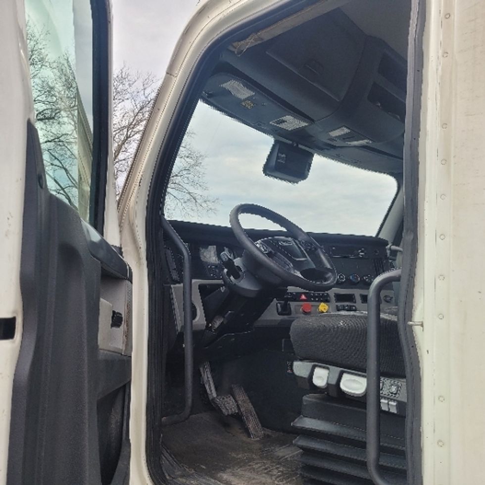 Day Cab Tractor-Heavy Duty Tractors-Freightliner-2020-T12664ST-Harrisburg-PA-526,806\n\t\tmiles-$ 45,000 - Image 9